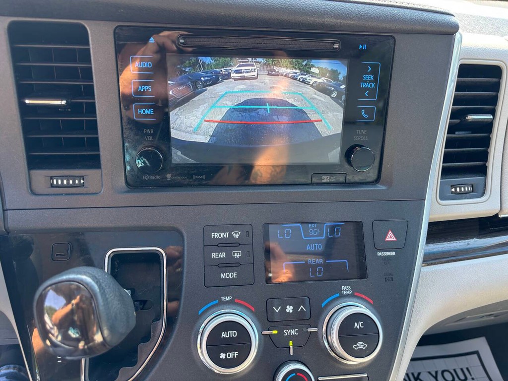 Toyota Sienna Vehicle Full-screen Gallery Image 24