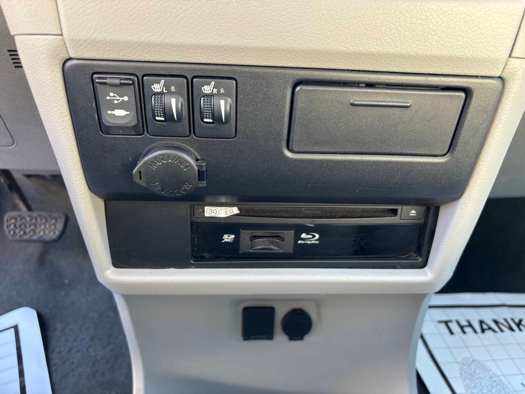 Toyota Sienna Vehicle Full-screen Gallery Image 25