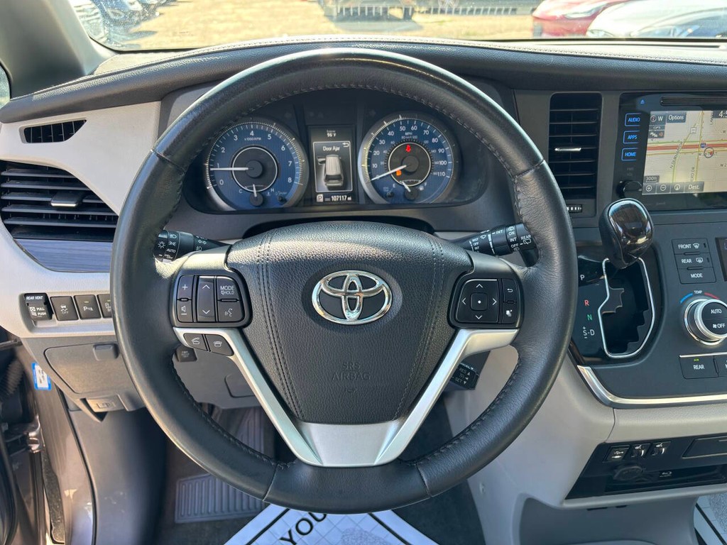 Toyota Sienna Vehicle Full-screen Gallery Image 26
