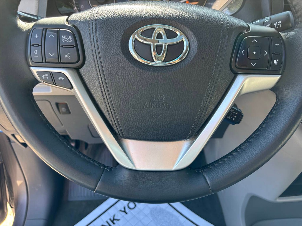 Toyota Sienna Vehicle Full-screen Gallery Image 27