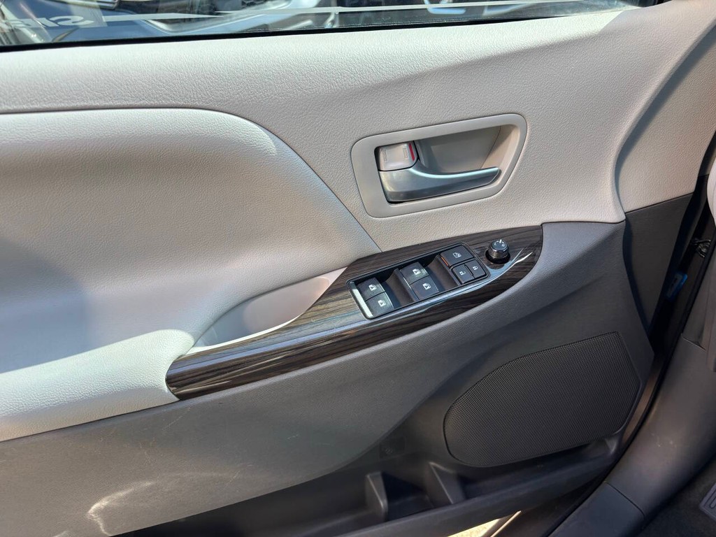 Toyota Sienna Vehicle Full-screen Gallery Image 29