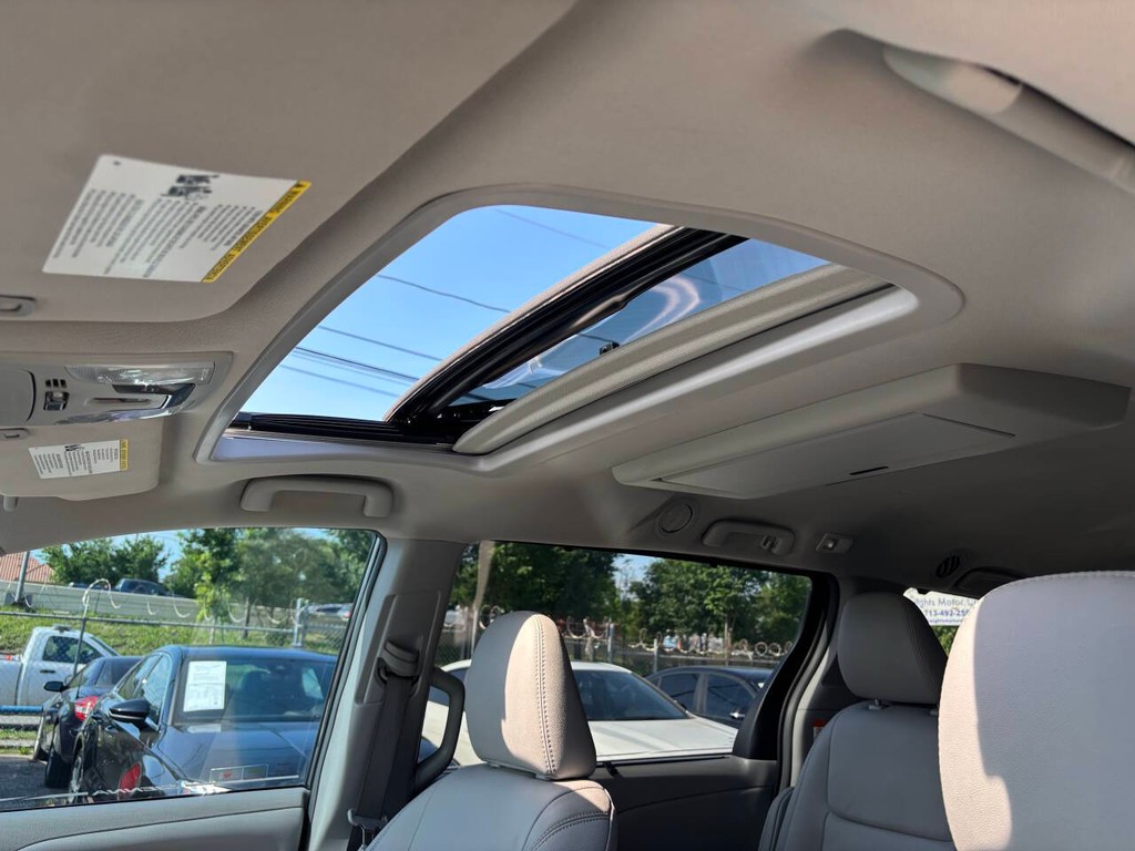 Toyota Sienna Vehicle Full-screen Gallery Image 31