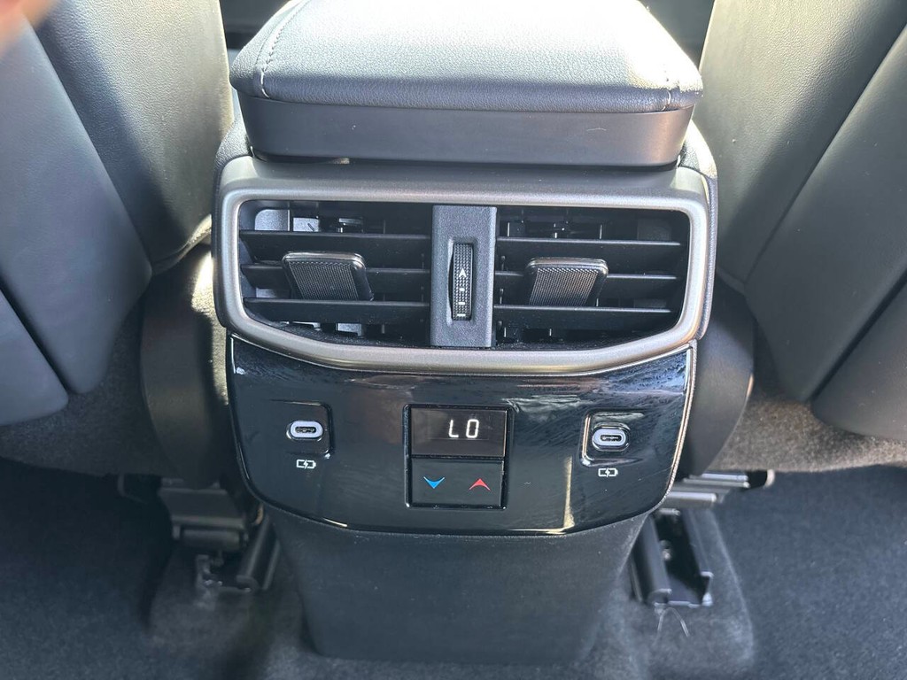 Lexus RX Vehicle Full-screen Gallery Image 18
