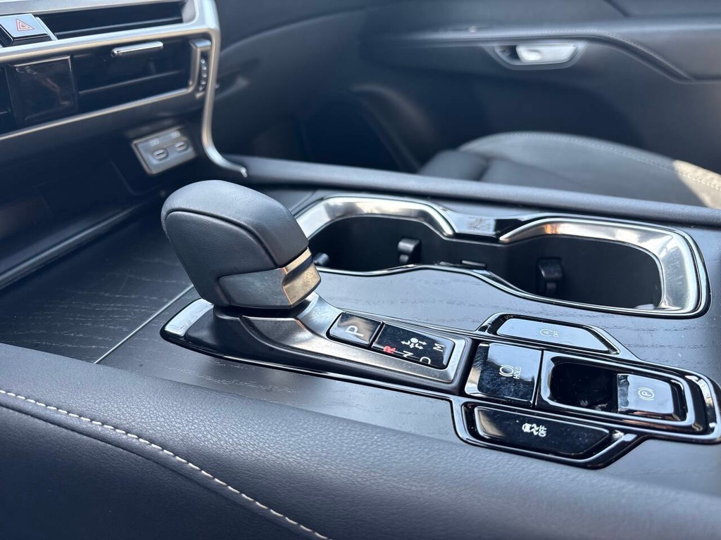 Lexus RX Vehicle Full-screen Gallery Image 25