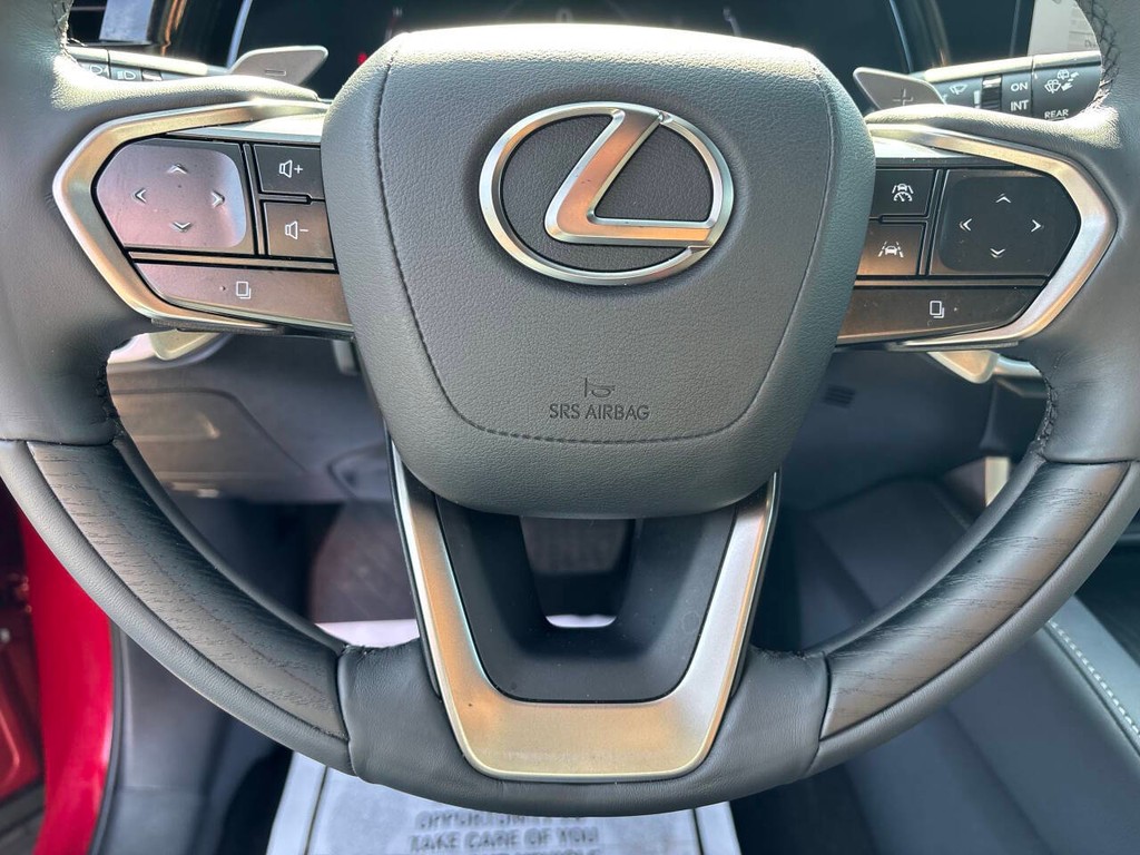 Lexus RX Vehicle Full-screen Gallery Image 27