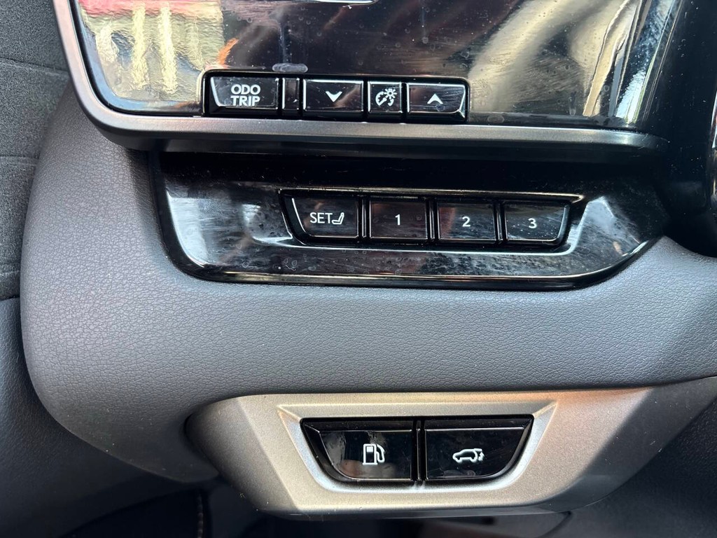 Lexus RX Vehicle Full-screen Gallery Image 28