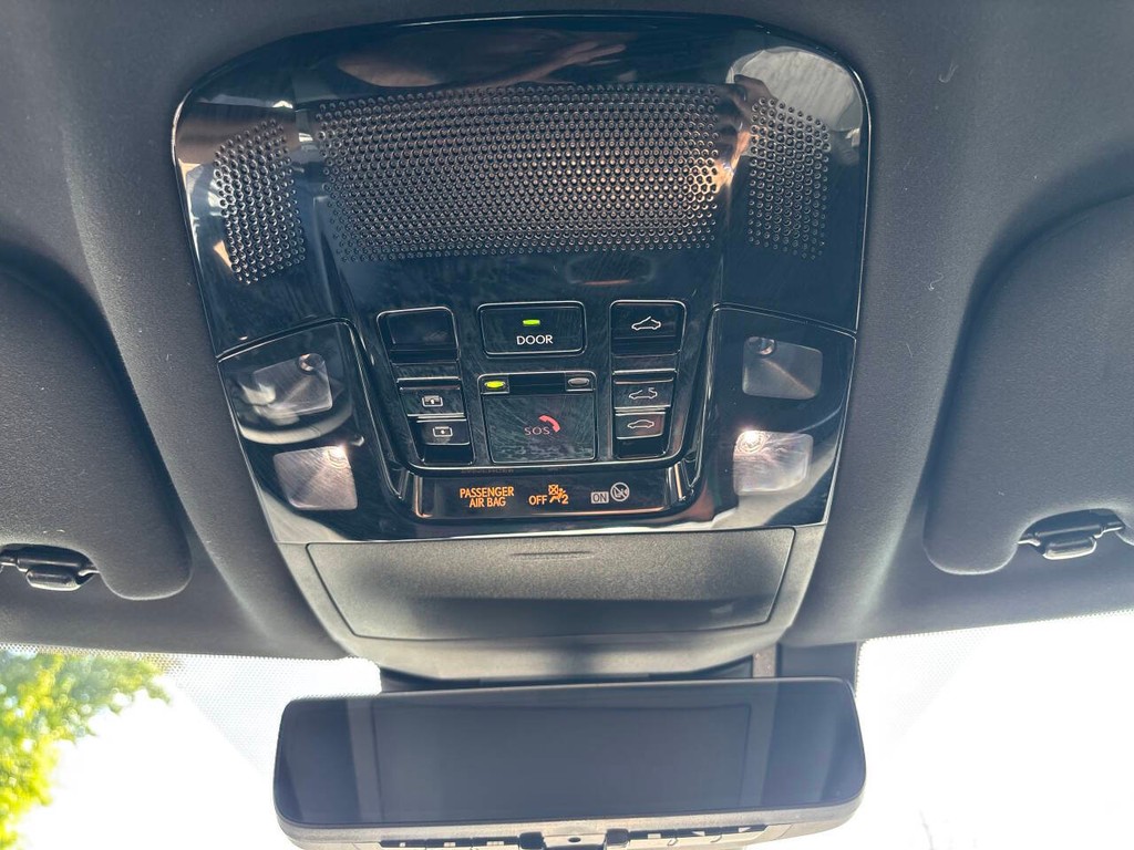 Lexus RX Vehicle Full-screen Gallery Image 31