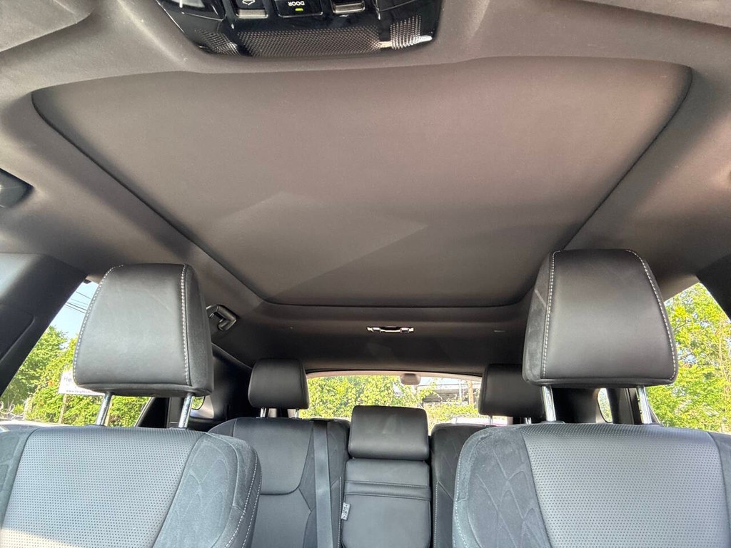 Lexus RX Vehicle Full-screen Gallery Image 32