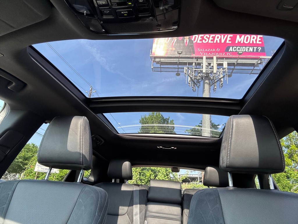 Lexus RX Vehicle Full-screen Gallery Image 33