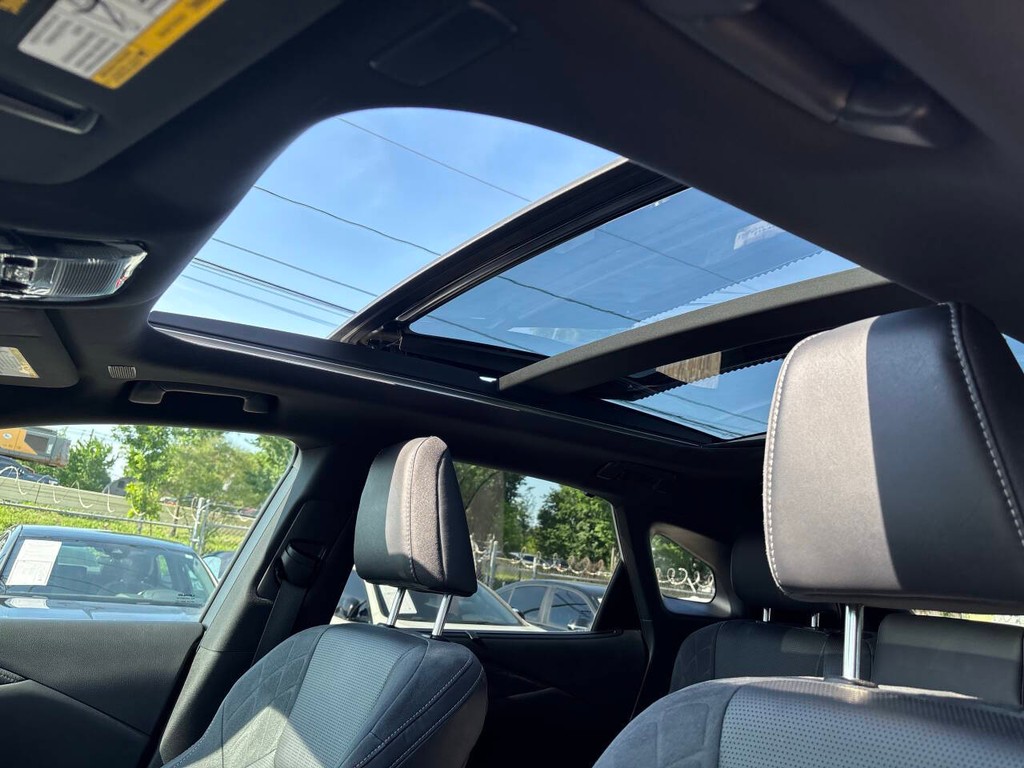 Lexus RX Vehicle Full-screen Gallery Image 34