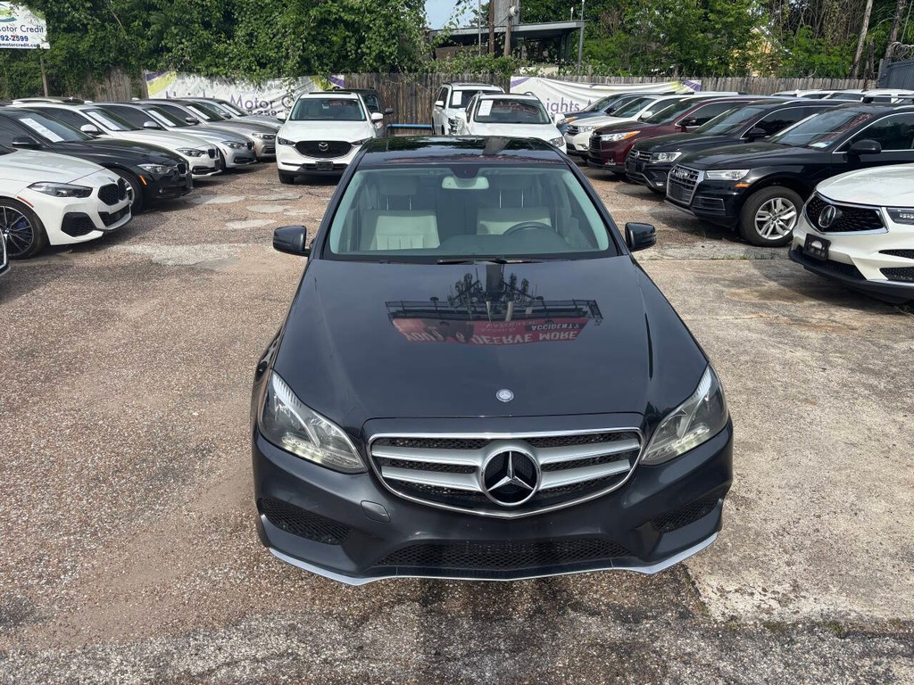 Mercedes-Benz E-Class Vehicle Full-screen Gallery Image 02
