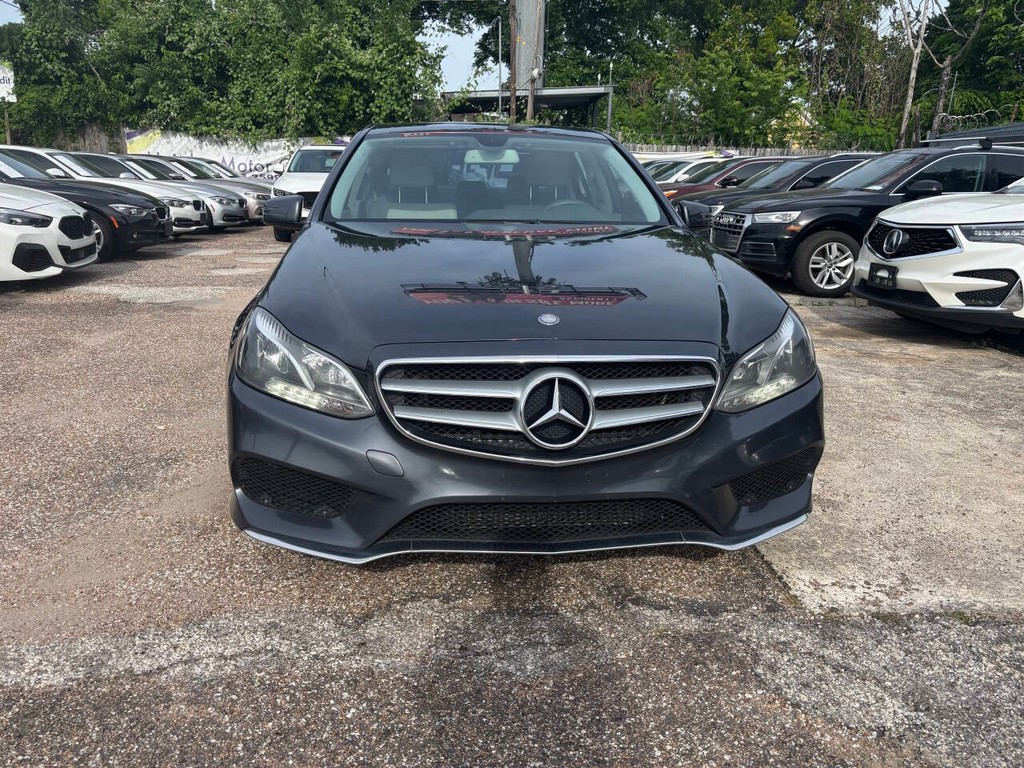 Mercedes-Benz E-Class Vehicle Full-screen Gallery Image 03