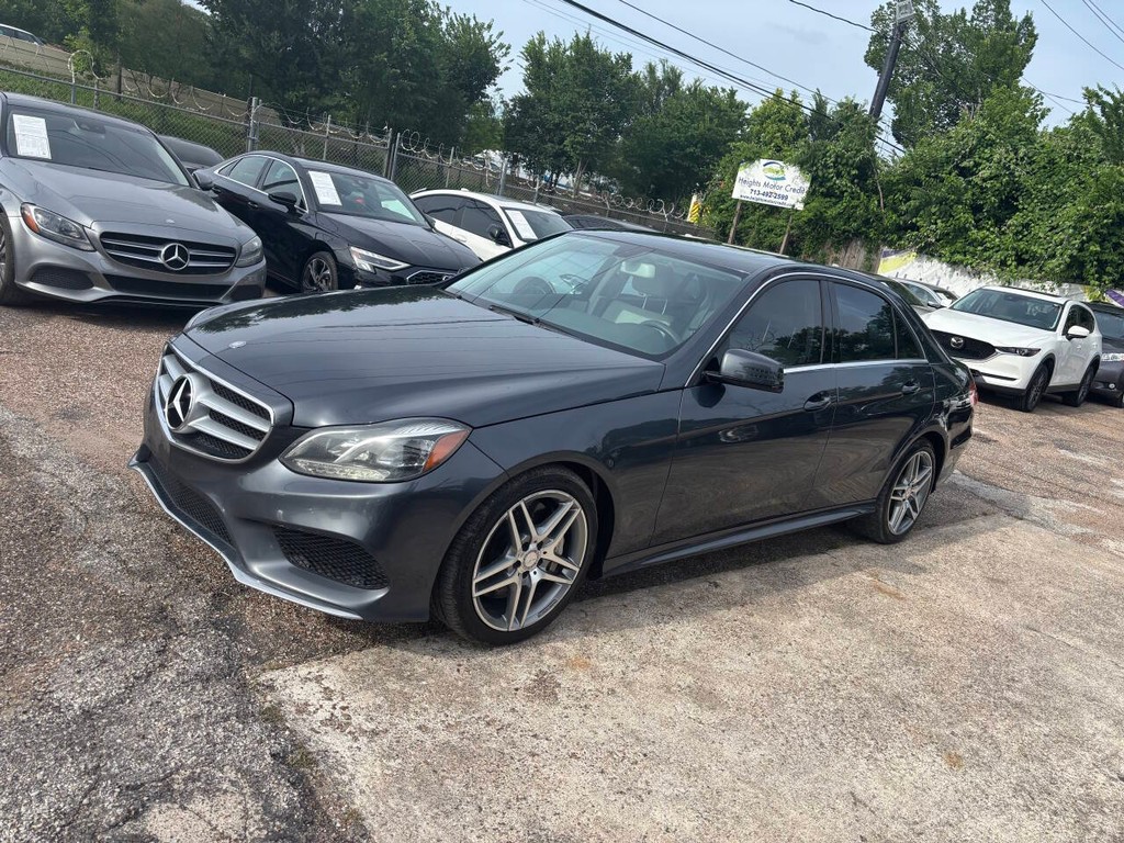 Mercedes-Benz E-Class Vehicle Full-screen Gallery Image 04