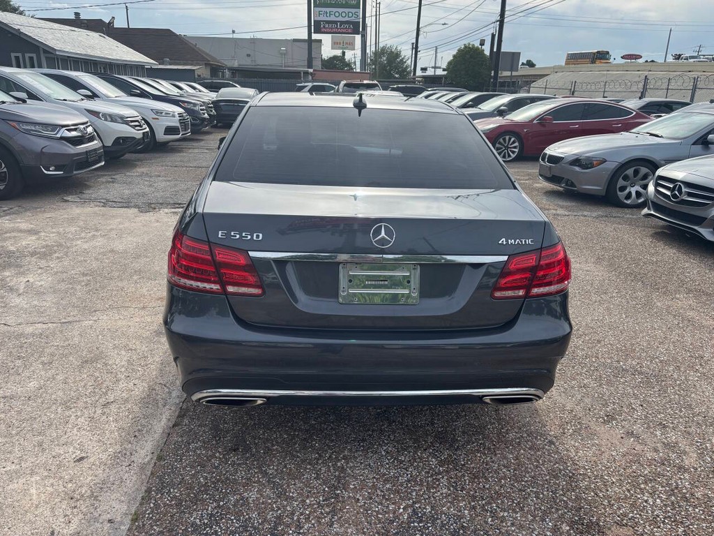 Mercedes-Benz E-Class Vehicle Full-screen Gallery Image 06