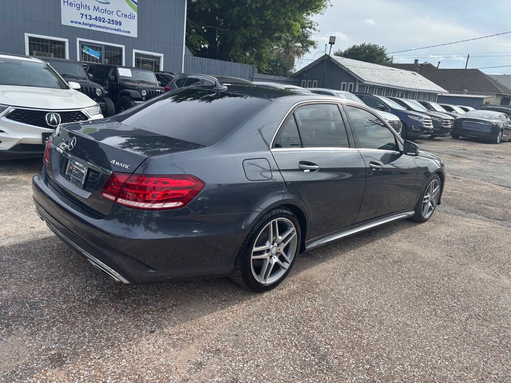 Mercedes-Benz E-Class Vehicle Full-screen Gallery Image 07