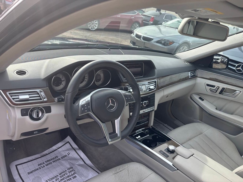 Mercedes-Benz E-Class Vehicle Full-screen Gallery Image 08