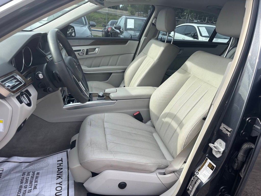 Mercedes-Benz E-Class Vehicle Full-screen Gallery Image 09
