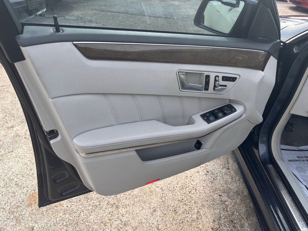 Mercedes-Benz E-Class Vehicle Full-screen Gallery Image 10