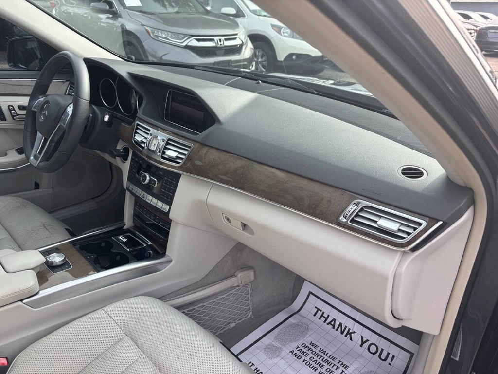 Mercedes-Benz E-Class Vehicle Full-screen Gallery Image 11