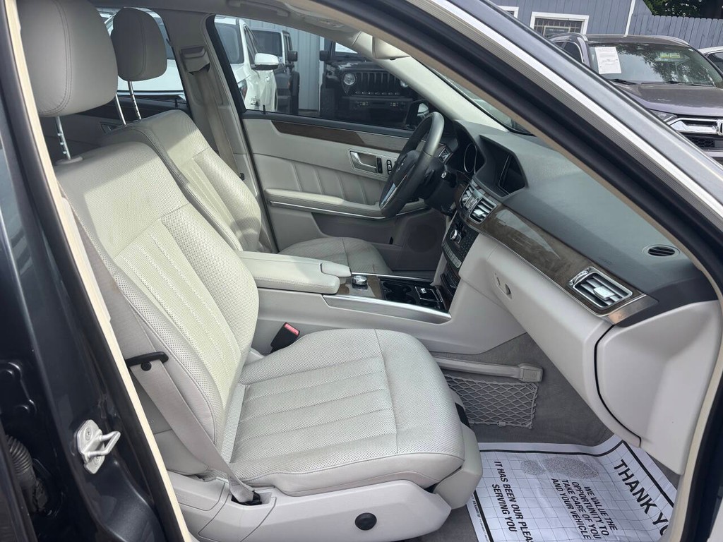 Mercedes-Benz E-Class Vehicle Full-screen Gallery Image 12