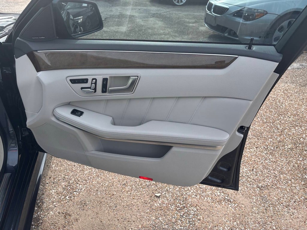 Mercedes-Benz E-Class Vehicle Full-screen Gallery Image 13