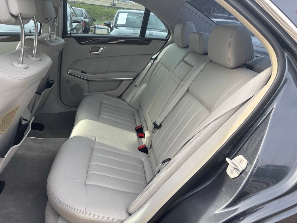 Mercedes-Benz E-Class Vehicle Full-screen Gallery Image 14