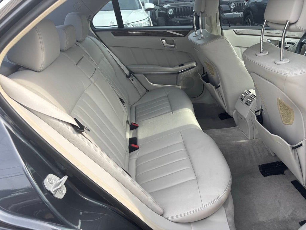 Mercedes-Benz E-Class Vehicle Full-screen Gallery Image 16