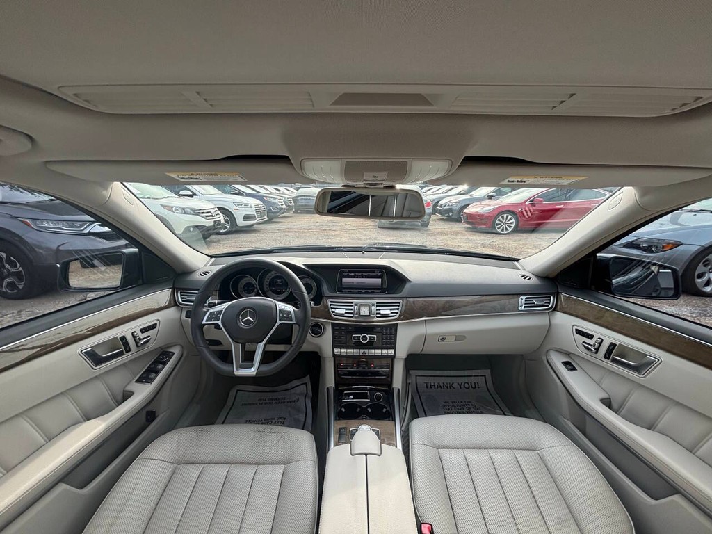 Mercedes-Benz E-Class Vehicle Full-screen Gallery Image 18