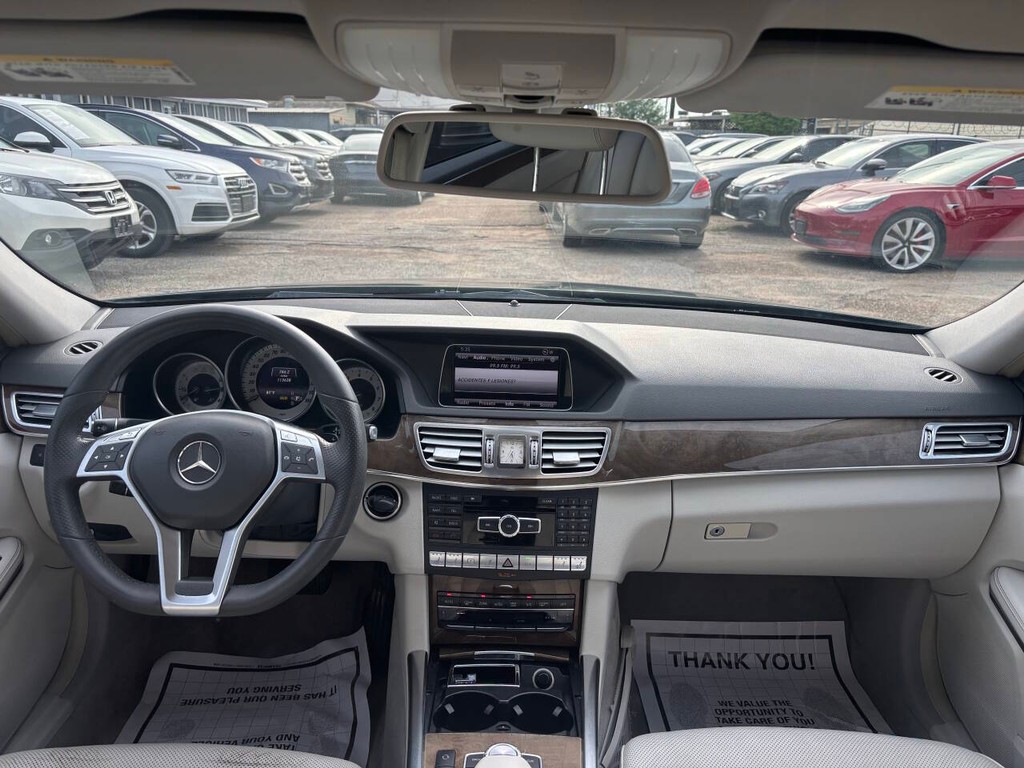Mercedes-Benz E-Class Vehicle Full-screen Gallery Image 19