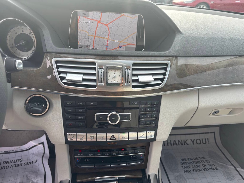 Mercedes-Benz E-Class Vehicle Full-screen Gallery Image 20