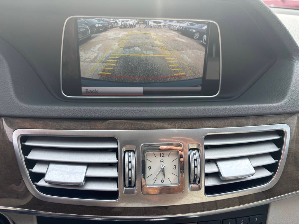 Mercedes-Benz E-Class Vehicle Full-screen Gallery Image 21