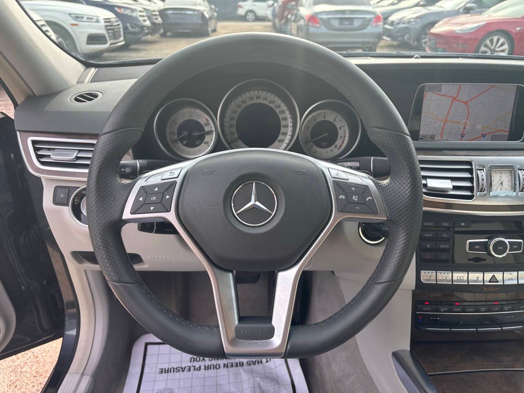 Mercedes-Benz E-Class Vehicle Full-screen Gallery Image 22