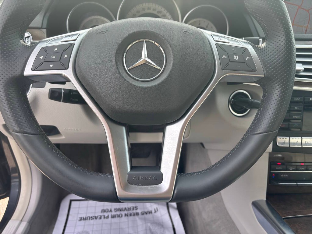 Mercedes-Benz E-Class Vehicle Full-screen Gallery Image 24