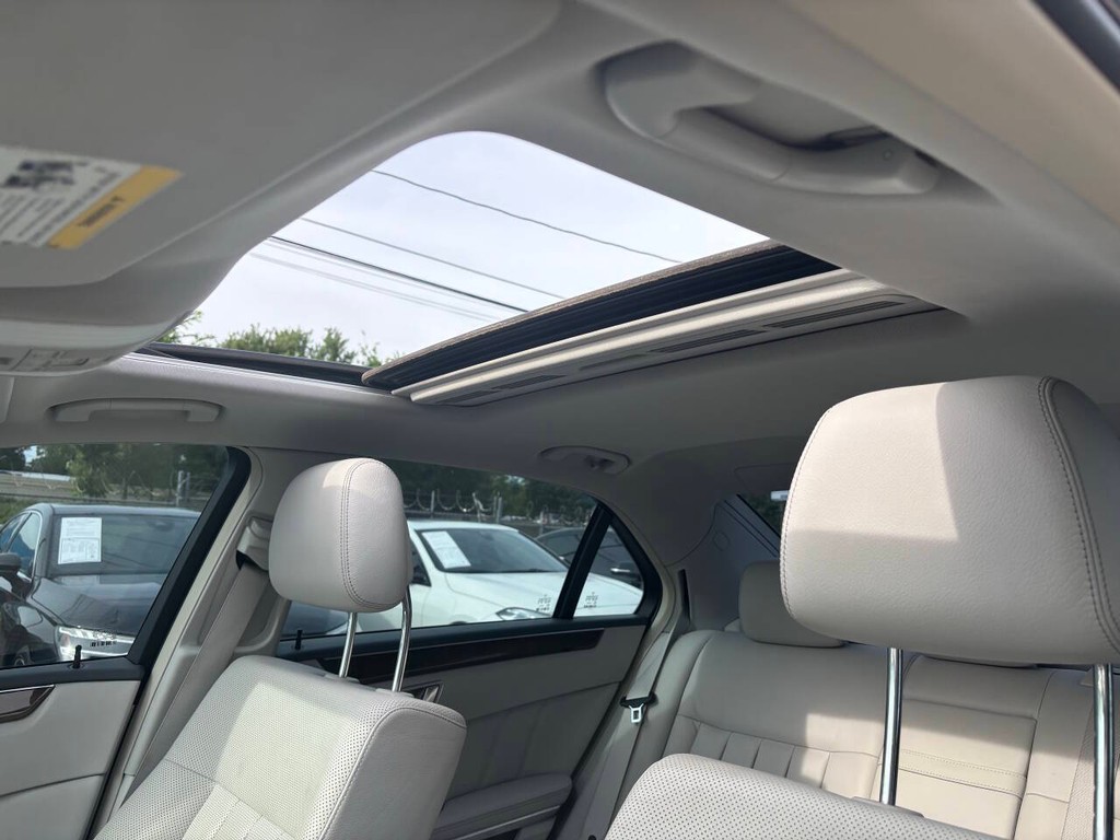 Mercedes-Benz E-Class Vehicle Full-screen Gallery Image 27