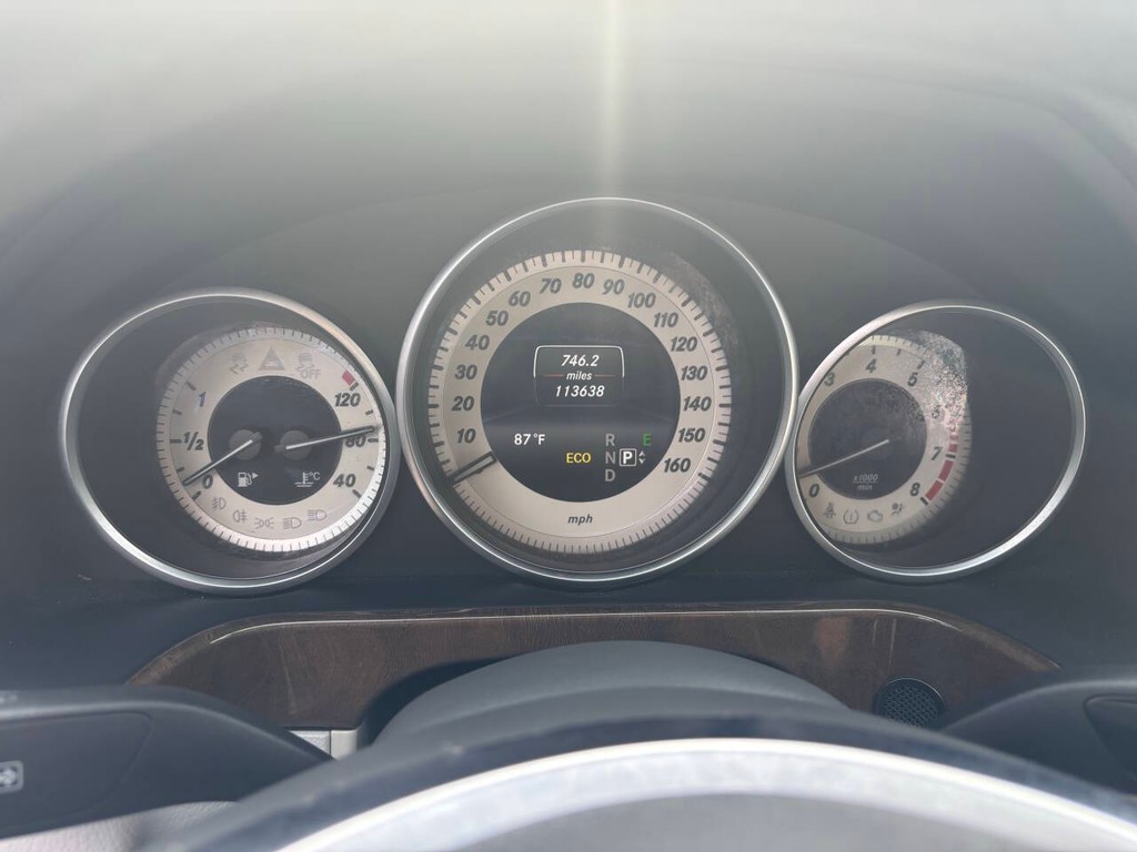Mercedes-Benz E-Class Vehicle Full-screen Gallery Image 28