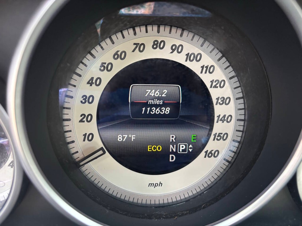 Mercedes-Benz E-Class Vehicle Full-screen Gallery Image 29