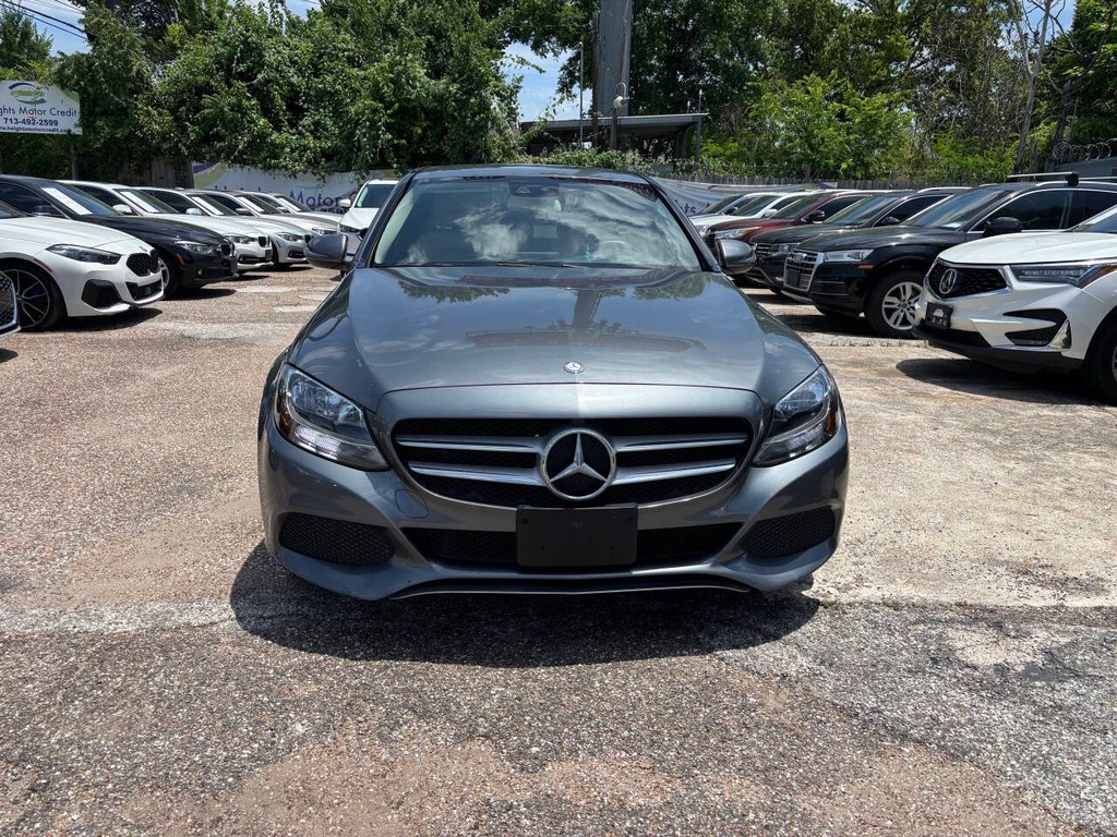 Mercedes-Benz C-Class Vehicle Full-screen Gallery Image 02