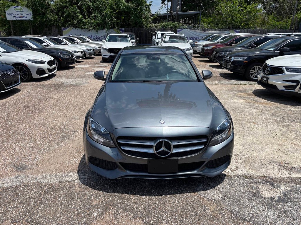 Mercedes-Benz C-Class Vehicle Full-screen Gallery Image 03