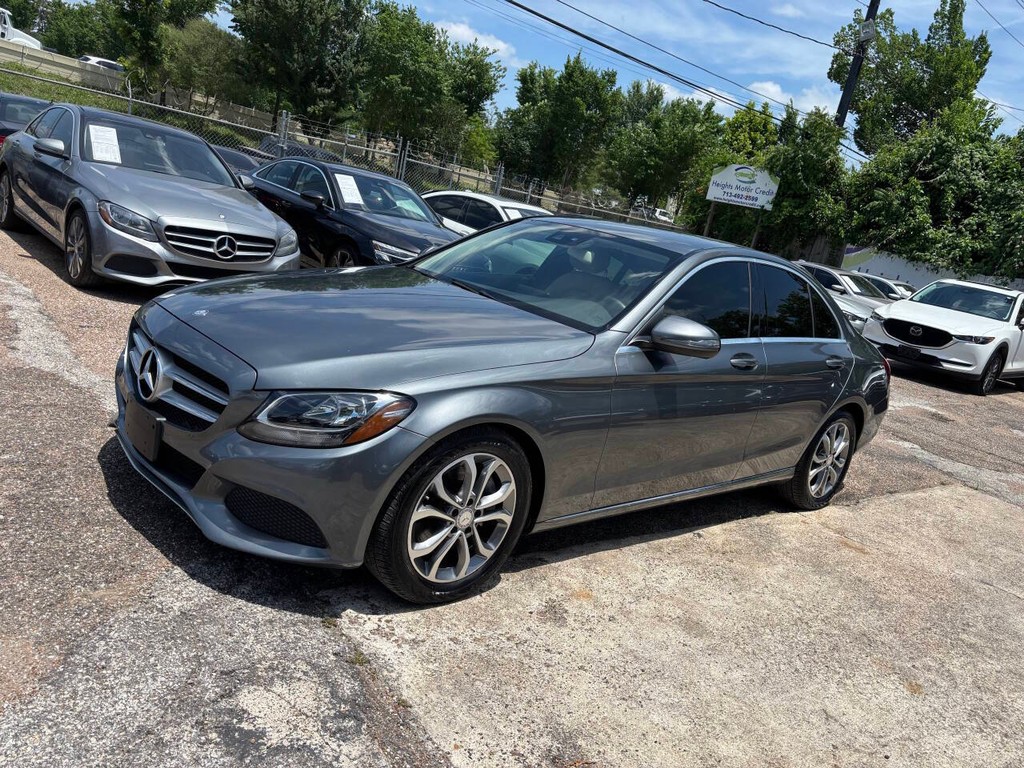 Mercedes-Benz C-Class Vehicle Full-screen Gallery Image 04