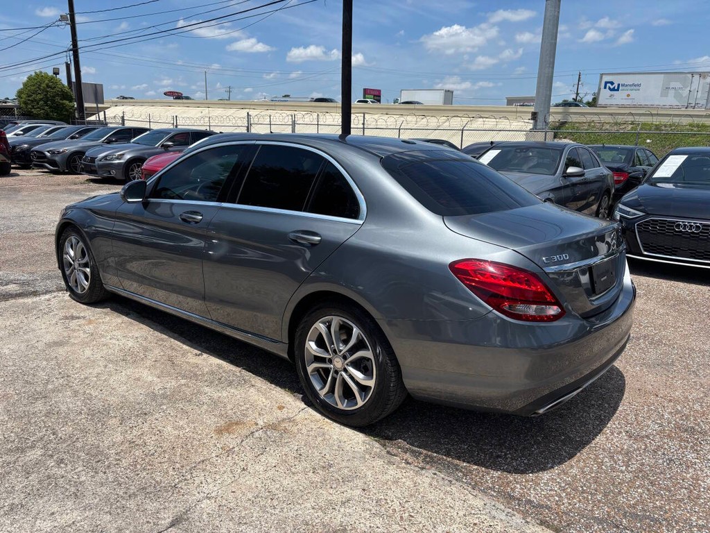 Mercedes-Benz C-Class Vehicle Full-screen Gallery Image 05