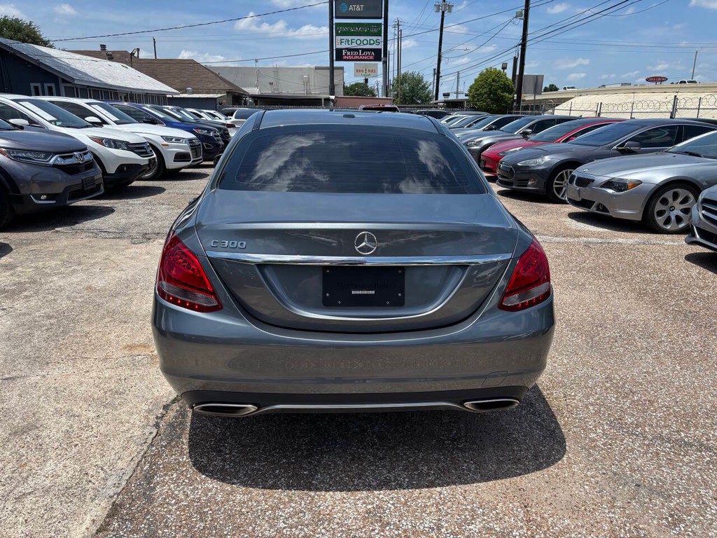 Mercedes-Benz C-Class Vehicle Full-screen Gallery Image 06