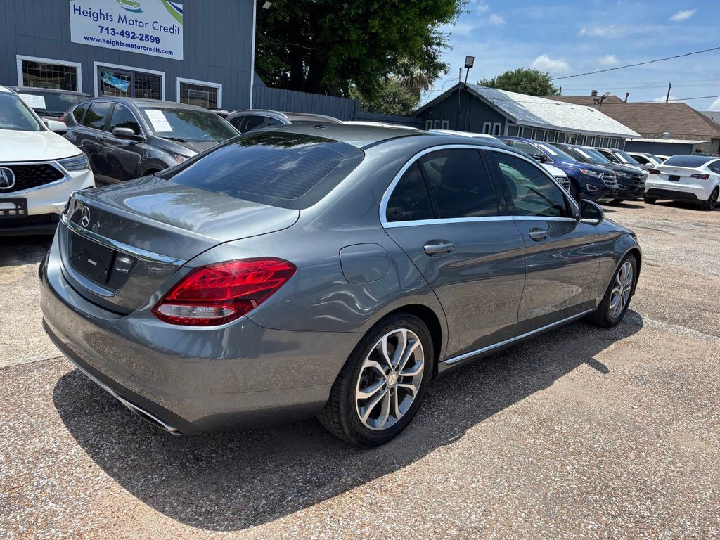 Mercedes-Benz C-Class Vehicle Full-screen Gallery Image 07