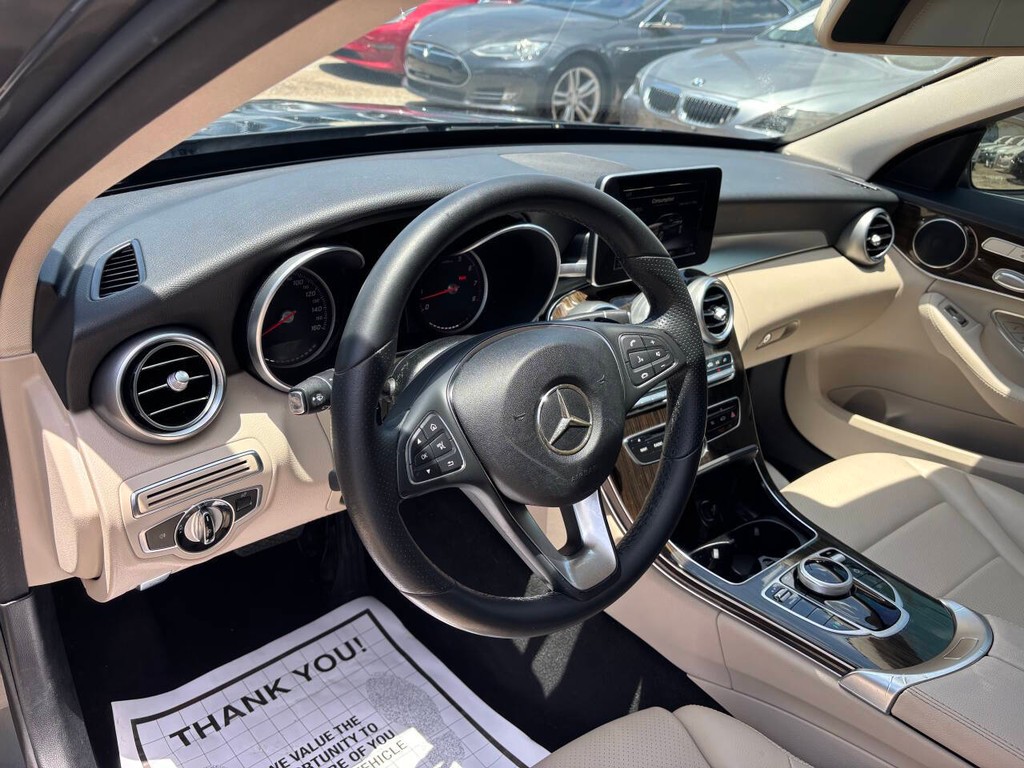 Mercedes-Benz C-Class Vehicle Full-screen Gallery Image 08