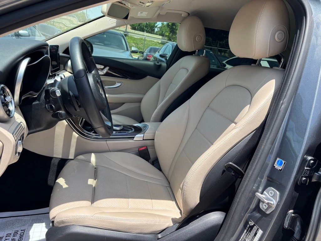 Mercedes-Benz C-Class Vehicle Full-screen Gallery Image 09