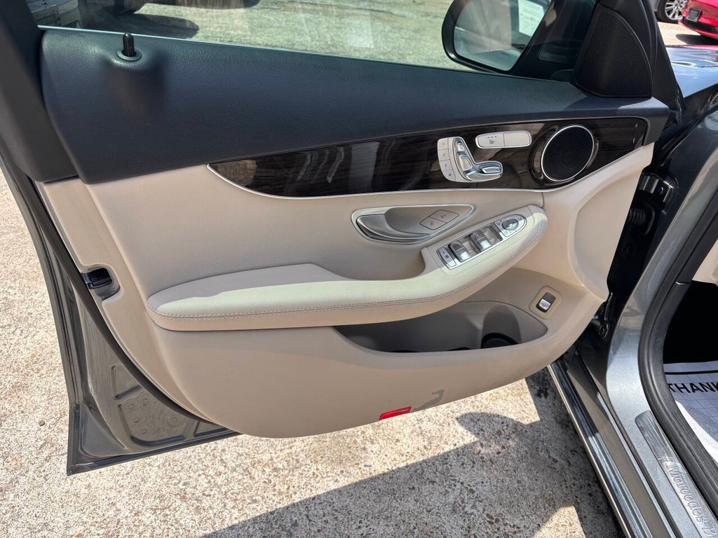 Mercedes-Benz C-Class Vehicle Full-screen Gallery Image 10
