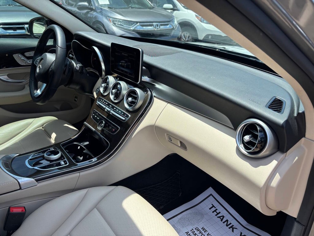 Mercedes-Benz C-Class Vehicle Full-screen Gallery Image 11