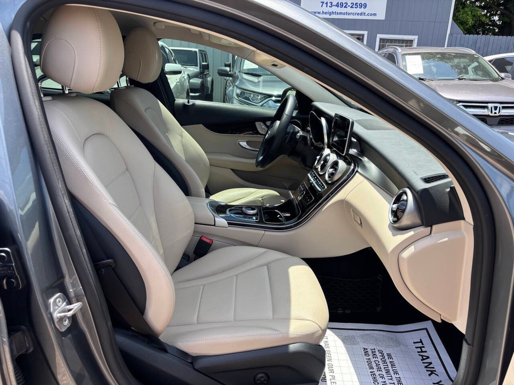 Mercedes-Benz C-Class Vehicle Full-screen Gallery Image 12