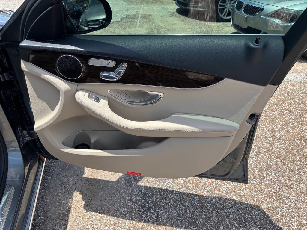 Mercedes-Benz C-Class Vehicle Full-screen Gallery Image 13