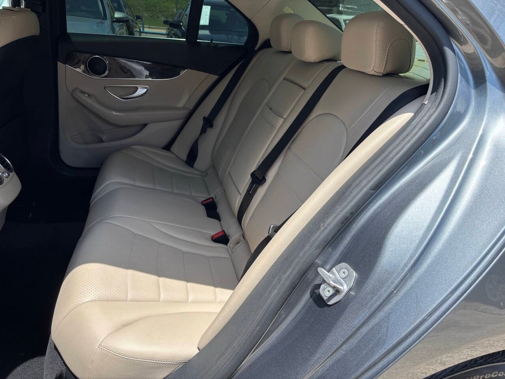 Mercedes-Benz C-Class Vehicle Full-screen Gallery Image 14