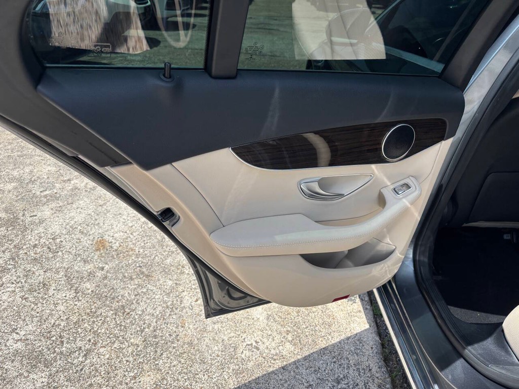 Mercedes-Benz C-Class Vehicle Full-screen Gallery Image 15